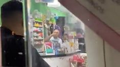 Vecinos fueron a increpar a Gabriel Terceiro, pero este era custodiado por la Policía Vecinos fueron a increpar a Gabriel Terceiro, pero este era custodiado por la Policía