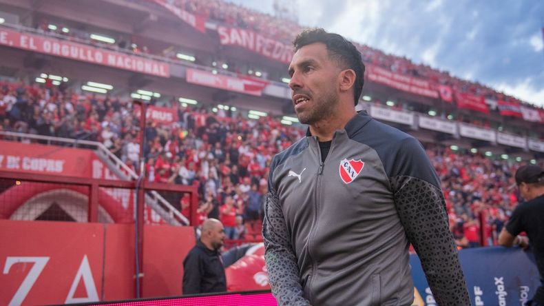 Carlos Tevez cuando era DT de Independiente.