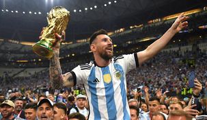 Lionel Messi va por el sexto Mundial tras levantar la COpa en el Mundial de Qatar en 2022.