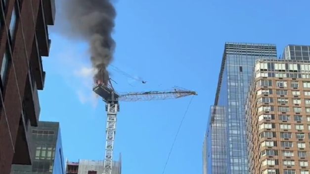 Una grúa colapsó y cayó sobre la calle en Nueva York.