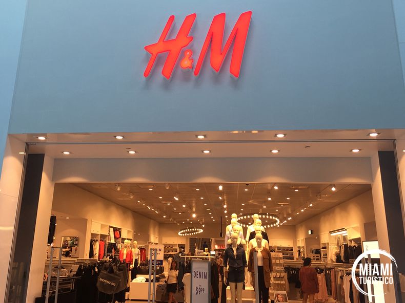 La argentina que viajó a Estados Unidos y quedó impactada por los precios de las carteras en un local de Miami.