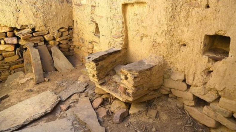 El lugar conserva antiguas estructuras de piedra y vestigios que remiten al paso de las civilizaciones andinas por estas alturas. 