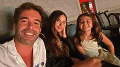 Nicolás Cabré, Eugenia Suárez y la hija de ambos, Rufina. Nicolás Cabré, Eugenia Suárez y la hija de ambos, Rufina.