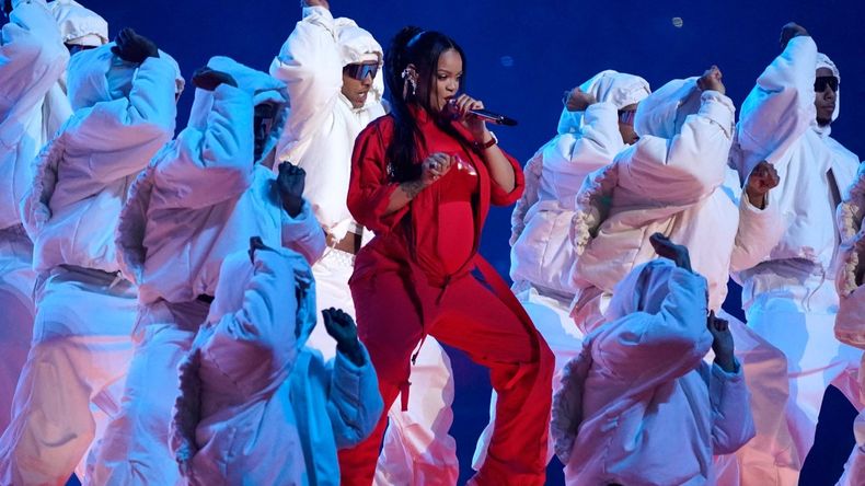 Rihanna hizo un impresionante show en el Super Bowl e hizo un sorprendente anuncio