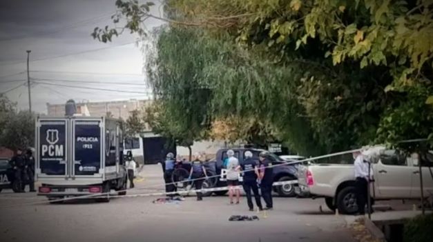 Un comerciante persiguió en camioneta a dos ladrones tras el robo de su bicicleta y atropelló a uno.