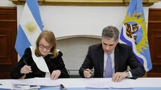 La gobernadora de Santa Cruz, Alicia Kirchner, y el titular de YPF, Pablo González.