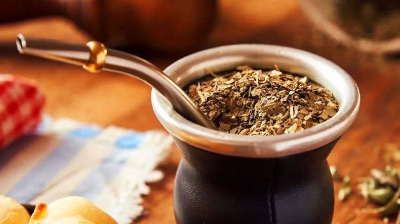 Este ingrediente no solo añade un matiz dulce y exótico sin recurrir al azúcar, sino que también aporta beneficios nutricionales que potencian el valor de la infusión.
