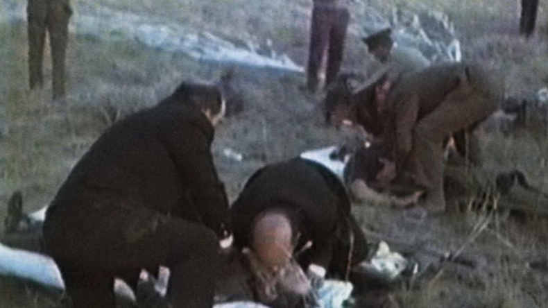 En internet se puede encontrar el video donde se ve a los cosmonautas recibiendo reanimación cardiopulmonar. 