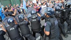 La Policía reprimiendo en una de las marchas de jubilados. La Policía reprimiendo en una de las marchas de jubilados.