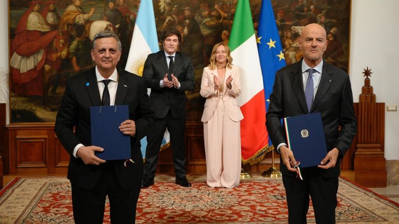 Milei y Meloni formaron parte de la firma entre YPF y Eni.&nbsp;