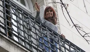 Cristina Kirchner en el balcón de San José 1111.