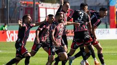 Los jugadores de Chacarita festejan la victoria por penales. Los jugadores de Chacarita festejan la victoria por penales.