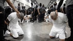 El Centro de Confinamiento del Terrorismo fue cuestionado por no cumplir con los parámetros del derecho internacional ni las llamadas reglas Mandela que garantizan el trato digno a los reclusos. El Centro de Confinamiento del Terrorismo fue cuestionado por no cumplir con los parámetros del derecho internacional ni las llamadas reglas Mandela que garantizan el trato digno a los reclusos.