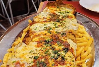Este restaurante ubicado en Floresta suele ser mencionado en redes sociales por su famosa milanesa.
