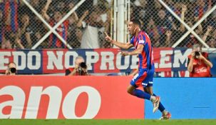 Manuel Insaurralde desató la locura de los hinchas al inicio del partido.