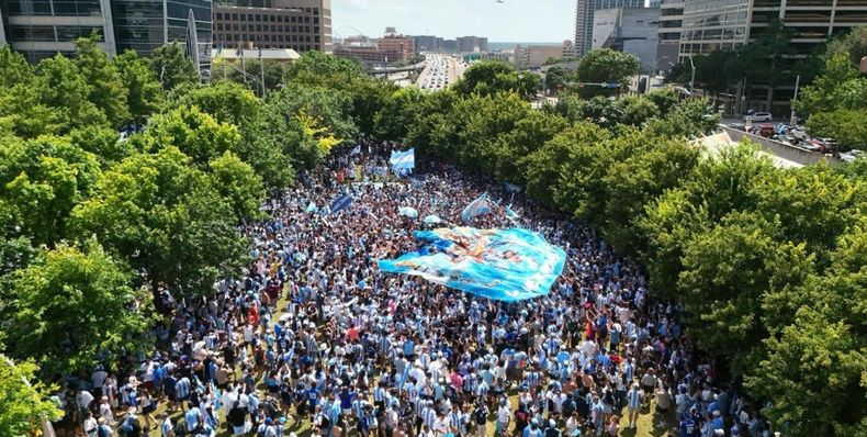 Unos 10.000 hinchas se congregaron en el Klyde Warren Park de Dallas.