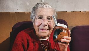 Nacida en Tucumán, Azucena vivió la mayor parte de su vida en el conurbano bonaerense.