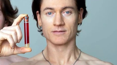 ¿Quién es Bryan Johnson, el hombre que desafía a la ciencia y quiere lucir muchos años menos que sus actuales 46?.&nbsp;