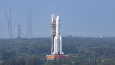 lChina lanzó un cohete para traer muestras del lado oscuro de la Luna lChina lanzó un cohete para traer muestras del lado oscuro de la Luna