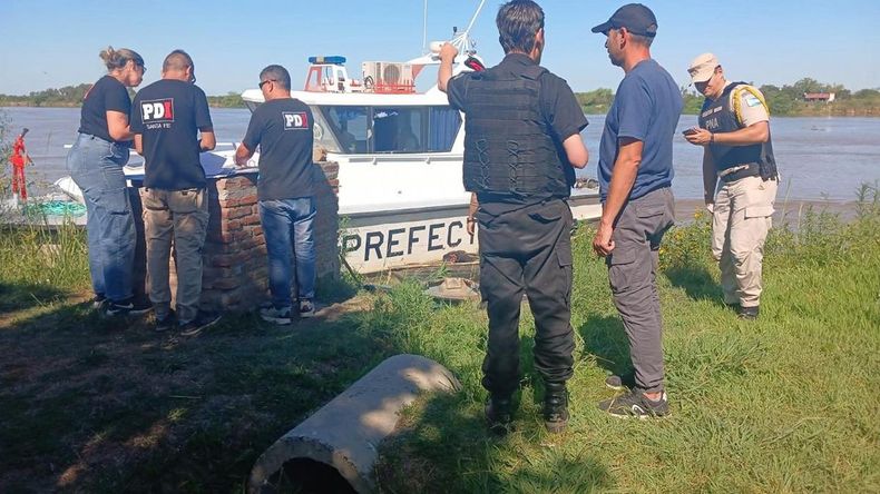 En la lancha también se encontraba el cadáver de un animal vacuno.