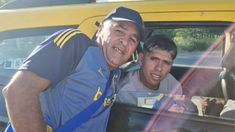 Carlos Palacios se sacó fotos con los hinchas de Boca al llegar en taxi al predio en Ezeiza. Carlos Palacios se sacó fotos con los hinchas de Boca al llegar en taxi al predio en Ezeiza.