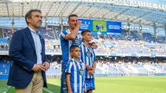 El Gringo, junto a sus hijos, en el estadio de La Coruña. El Gringo, junto a sus hijos, en el estadio de La Coruña.