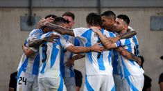 En ronda y frente a la hinchada, los jugadores cantaron el nuevo hit. En ronda y frente a la hinchada, los jugadores cantaron el nuevo hit.