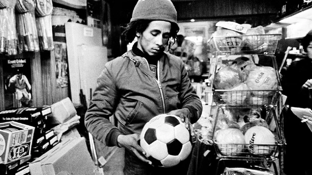 Bob y su amor por la pelota.
