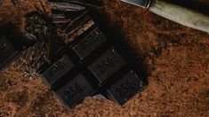 Los Flavonoides y la teobromina son algunos de los compuestos más estudiados por su posible vínculo con la salud cardiovascular. Los Flavonoides y la teobromina son algunos de los compuestos más estudiados por su posible vínculo con la salud cardiovascular.