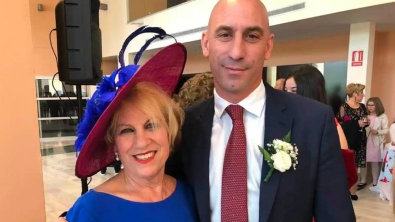 La madre de Rubiales inicia huelga de hambre en defensa de su hijo