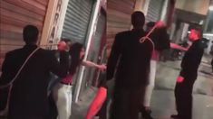 Como en la Edad Media, los patovicas agreden a la pareja con una fusta. Como en la Edad Media, los patovicas agreden a la pareja con una fusta.