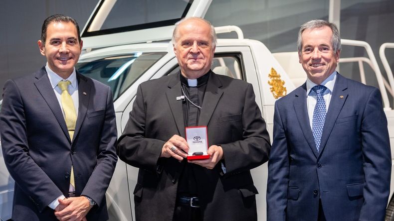 Los representantes de Toyota junto al nuncio&nbsp;
