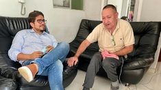 Víctor Escobar (a la derecha de la foto), junto al abogado que llevó adelante su caso, Luis Giraldo.