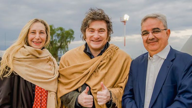 Javier y Karina Milei junto a Raúl Jalil.&nbsp; 