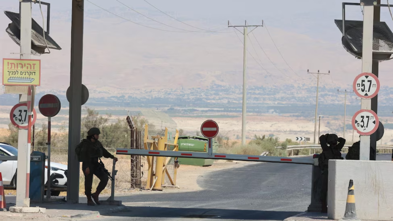 Israel cerró dos pasos fronterizos con Jordania tras un ataque terrorista donde murieron dos militares