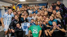 El festejo de Racing en el vestuario. El festejo de Racing en el vestuario.