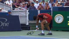 El momento en que Alcaraz estrella la raqueta contra el piso. El momento en que Alcaraz estrella la raqueta contra el piso.