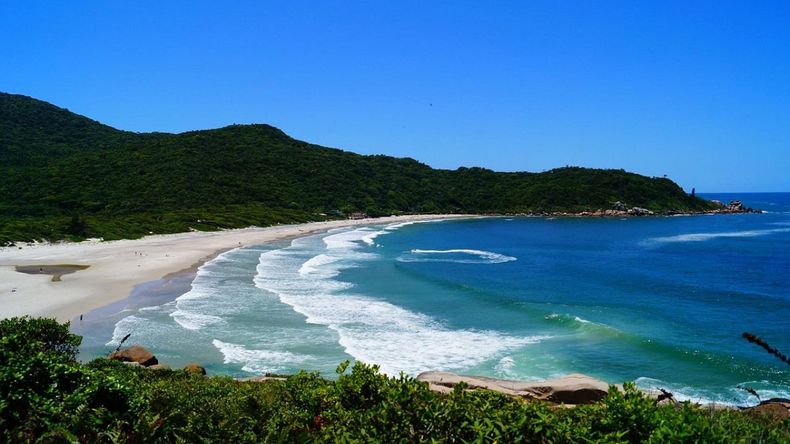 Praia dos Naufragados, en el sur de Florianópolis, es una playa tranquila y poco masificada, accesible solo por un sendero selvático de 40 a 60 minutos