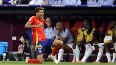 Yamal festeja su gol ante la mirada del banco francés. Yamal festeja su gol ante la mirada del banco francés.