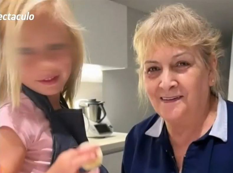 La empleada doméstica de Salazar junto a Matilda, su hija.