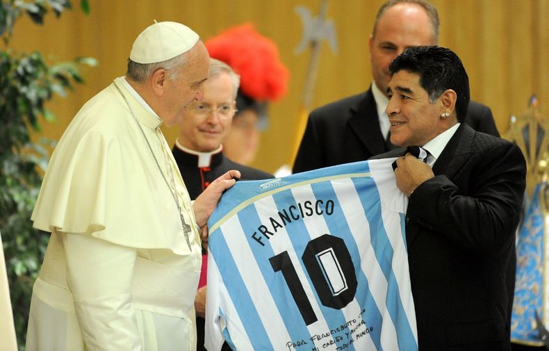 El papa Francisco recibió a Diego Maradona en el Partido de la Paz jugado en 2016.