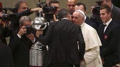 Marcelo Tinelli le llevó la Copa Libertadores al Papa Francisco Marcelo Tinelli le llevó la Copa Libertadores al Papa Francisco
