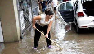 Los vecinos de Bahía Blanca intentan por estas horas desalojar el agua de sus casas.