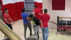 Hubo piñas, insultos y corridas.