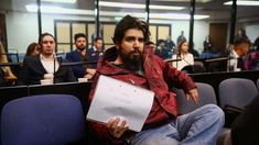 En el primer día del juicio por el atentado a Cristina Kirchner, Fernando Sabag Montiel mostró un cartel.