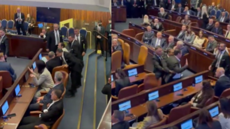 Los dos diputados fueron escoltados afuera del recinto.