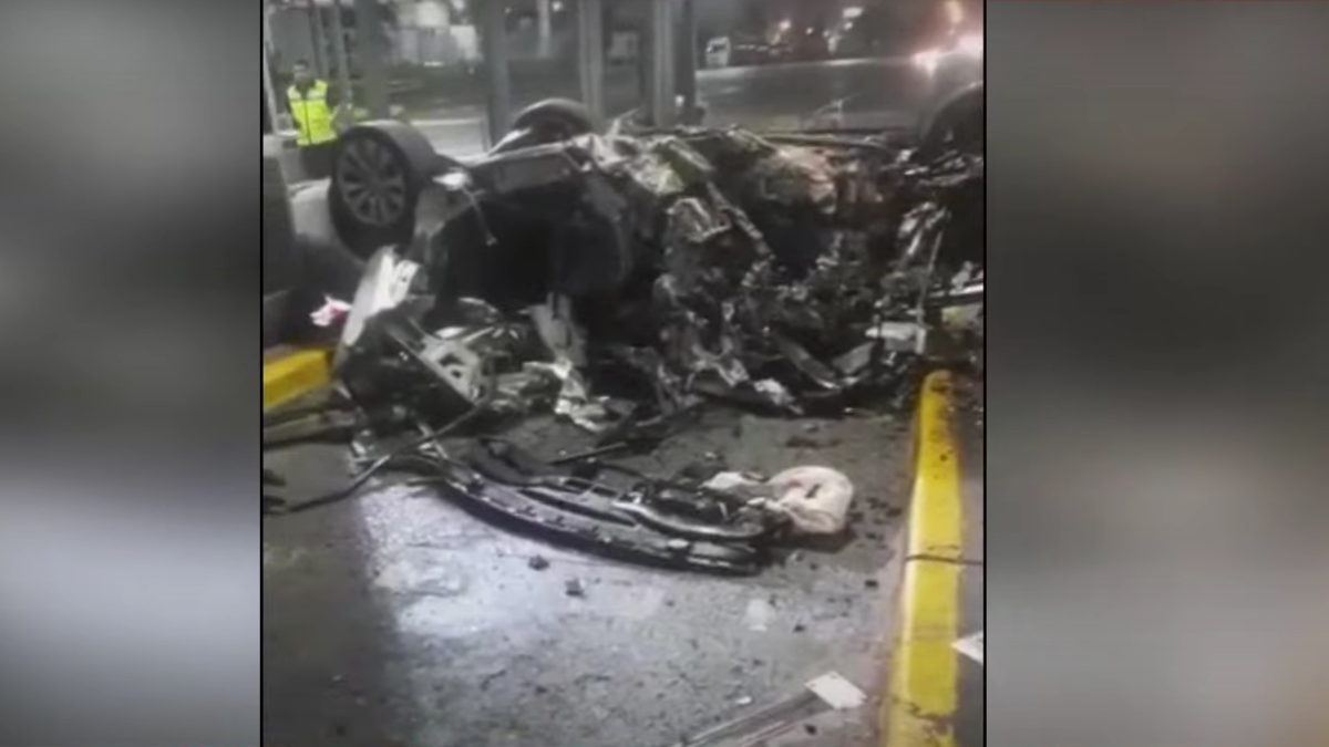 Video brutal choque y vuelco de un auto que se incrustó en una cabina