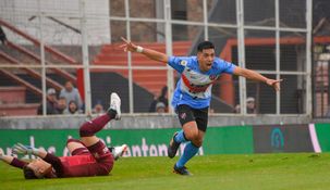 Axel Rodríguez festeja ante Sosa, arquero del Rojo.
