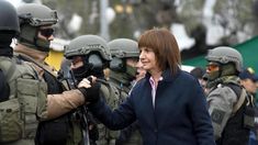 Patricia Bullrich, en junio de 2017, durante un operativo en la Villa 1-11-14. Patricia Bullrich, en junio de 2017, durante un operativo en la Villa 1-11-14.