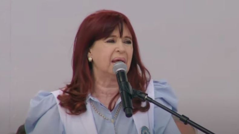 En otra parte de su discurso, Cristina Kirchner chicaneó a Javier Milei con su salud mental y le exigió que desregule los medicamentos.  